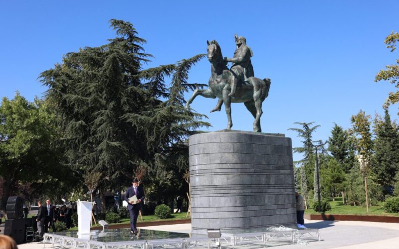 თბილისში ერეკლე მეორის ძეგლი გაიხსნა