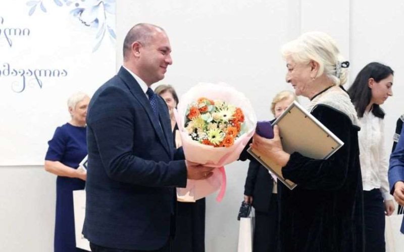 ბათუმში ღვაწლმოსილი პედაგოგების დაჯილდოების ღონისძიება გაიმართა