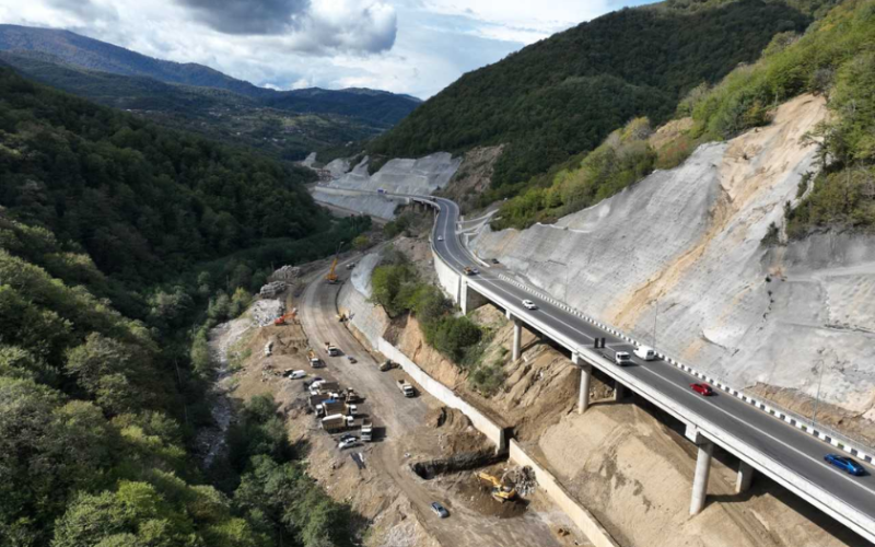 რიკოთის მაგისტრალის დარჩენილი 4 კმ-იანი მონაკვეთის მოდერნიზება აქტიურად მიმდინარეობს