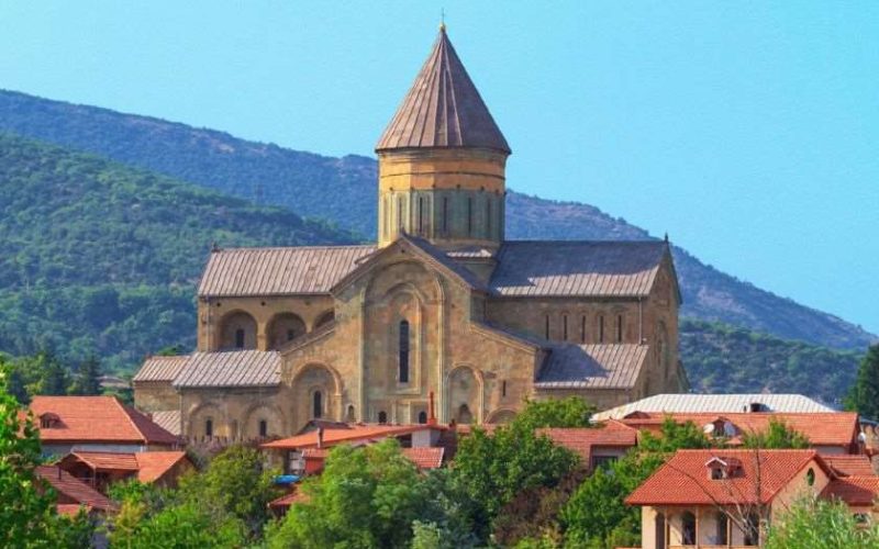 სვეტიცხოვლის საკათედრო ტაძარში, ლიტურგიას საპატრიარქო ტახტის მოსაყდრე, მეუფე შიო აღავლენს