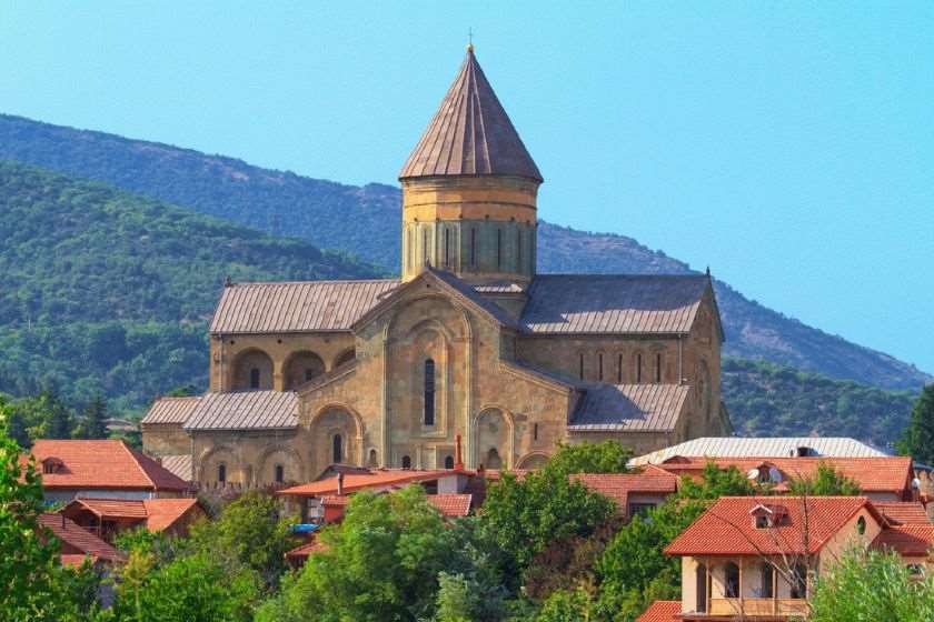 სვეტიცხოვლის საკათედრო ტაძარში, ლიტურგიას საპატრიარქო ტახტის მოსაყდრე, მეუფე შიო აღავლენს