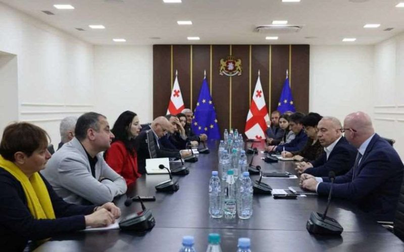 პლასტიკის ბოთლებში ჩამოსხმული სასმლის რეალიზაციის რეგულირების საკითხებზე ბიზნესსექტორის წარმომადგენლებთან შეხვედრა გაიმართა