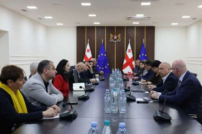 პლასტიკის ბოთლებში ჩამოსხმული სასმლის რეალიზაციის რეგულირების საკითხებზე ბიზნესსექტორის წარმომადგენლებთან შეხვედრა გაიმართა