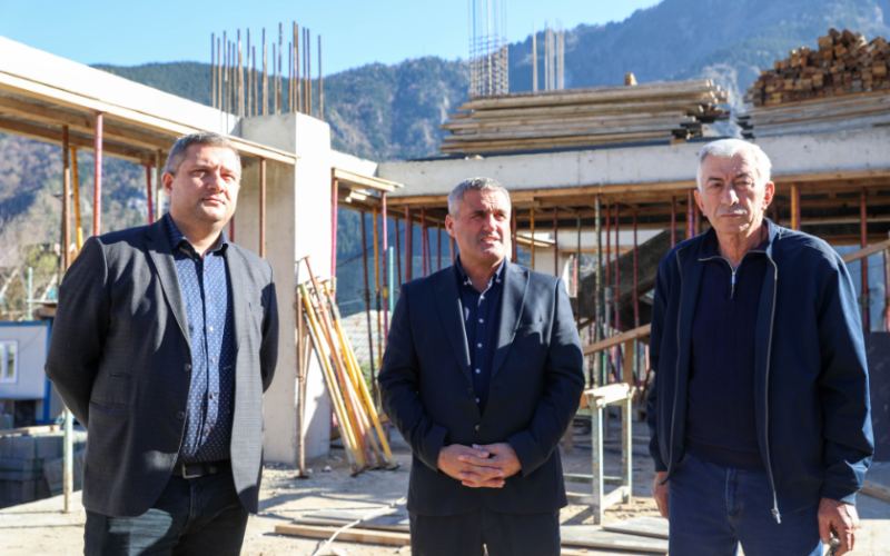 დაბა ხულოში თანამედროვე სტანდარტების სასპორტო სკოლის და საფეხბურთო მოედნის მშენებლობა მიმდინარეობს