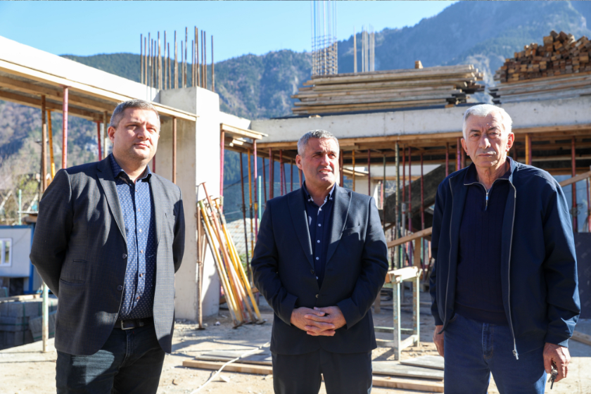დაბა ხულოში თანამედროვე სტანდარტების სასპორტო სკოლის და საფეხბურთო მოედნის მშენებლობა მიმდინარეობს