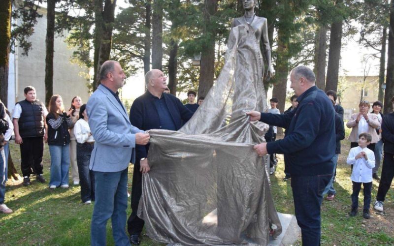 წყალტუბოს მუნიციპალიტეტის მერი სოფელ მაღლაკის N1 საჯარო სკოლაში, მასწავლებლის ძეგლის გახსნის ცერემონიას დაესწრო