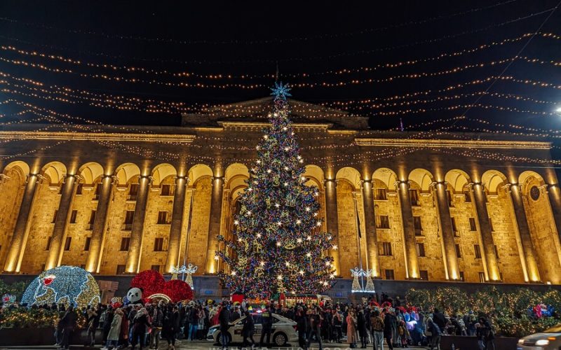 თბილისის მთავარი ნაძვის ხე დღეს, 20:00 საათზე საზეიმოდ აინთება და „საახალწლო სოფელი“ გაიხსნება