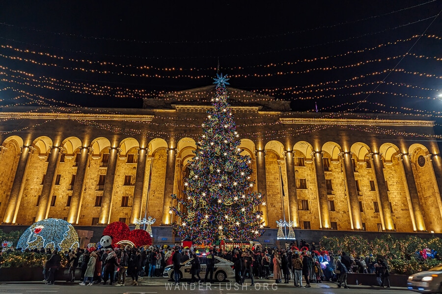თბილისის მთავარი ნაძვის ხე დღეს, 20:00 საათზე საზეიმოდ აინთება და „საახალწლო სოფელი“ გაიხსნება