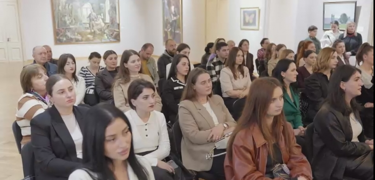 ზუგდიდის მერიამ საჯარო და კერძო სკოლების პედაგოგები დააჯილდოვა