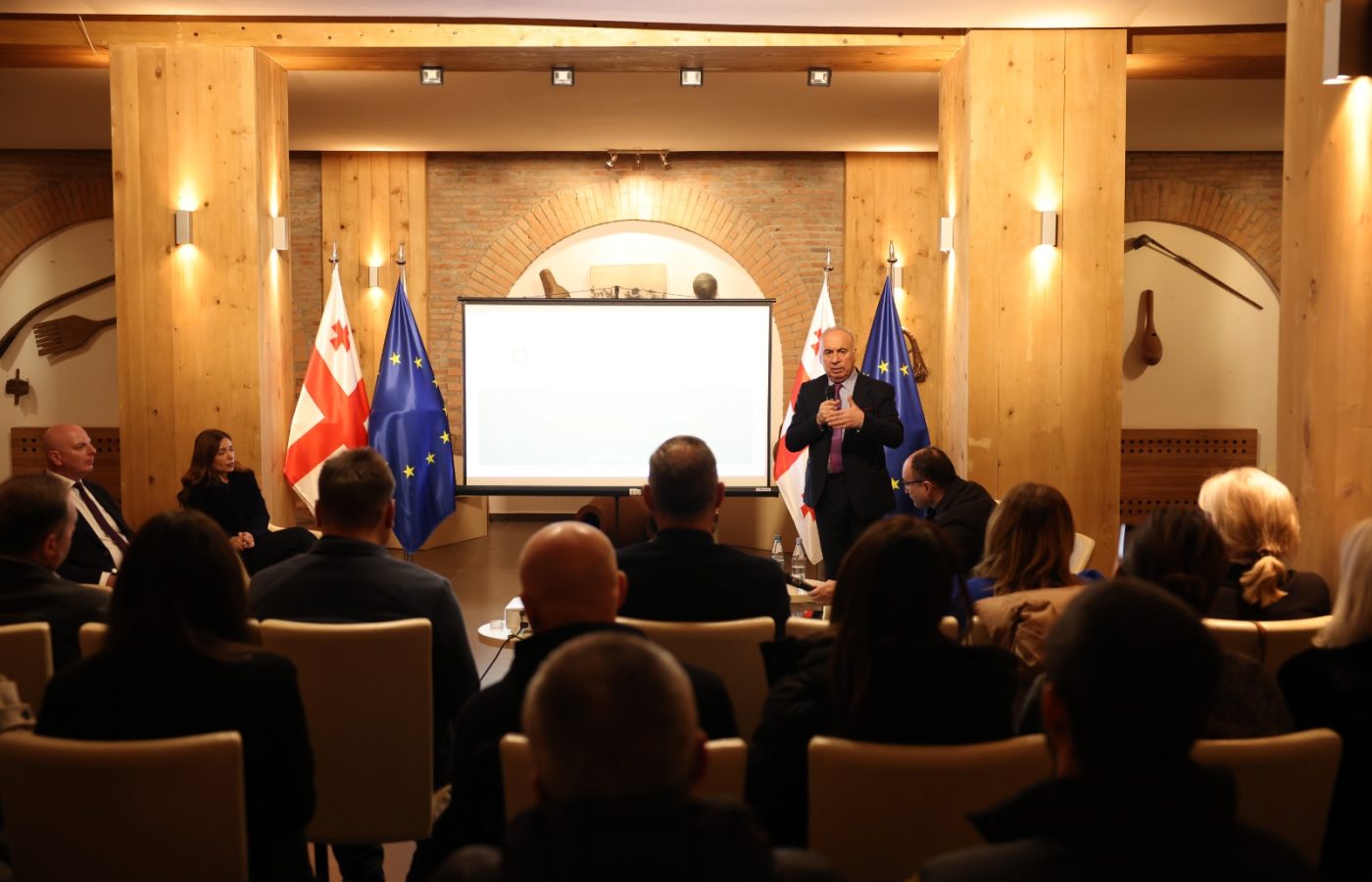 პლასტმასის ბოთლების გამოყენების რეგულირების საკითხზე ბიზნესსექტორთან შეხვედრა გაიმართა