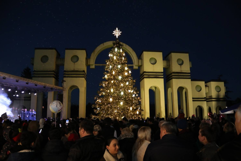 წყალტუბოში ქალაქის მთავარი ნაძვის ხე საზეიმოდ აინთო