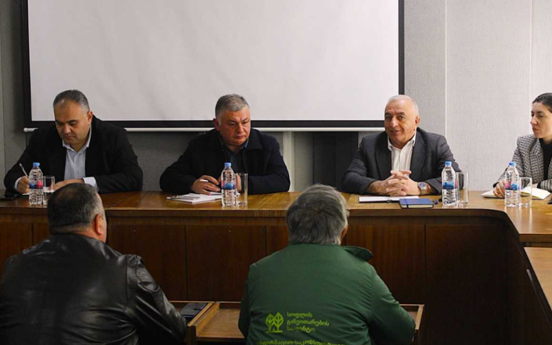 საგარეჯოში ქარსაფარი ზოლების აღდგენის საკითხებზე ფერმერებთან სამუშაო შეხვედრა გაიმართა