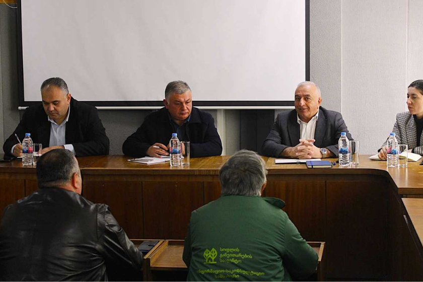 საგარეჯოში ქარსაფარი ზოლების აღდგენის საკითხებზე ფერმერებთან სამუშაო შეხვედრა გაიმართა