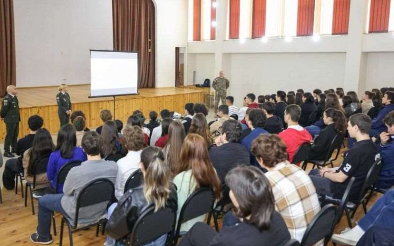 პროექტი „ჩვენი ჯარი“ გრძელდება – თავდაცვის ძალების წარმომადგენლები მე-18 საჯარო სკოლას ესტუმრნენ