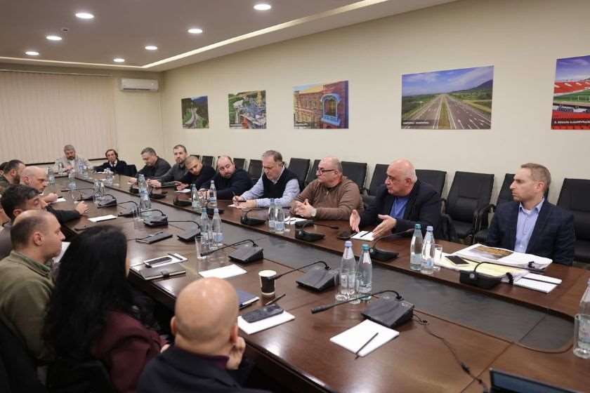 სპორტის მინისტრის პირველი მოადგილე ირაკლი მეძმარიაშვილი სტადიონებისა და მრავალფუნქციური სპორტული კომპლექსების პროექტირების…