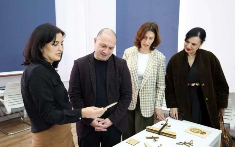 გივი მიქანაძე თბილისის კლასიკურ გიმნაზიაში არაფორმალური განათლების ფარგლებში მიმდინარე საგანმანათლებლო აქტივობებს გაეცნო