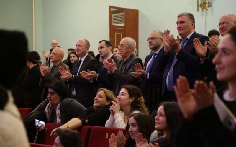 გიორგი ძაძამია სოხუმის მოზარდ მაყურებელთა თეატრის სპექტაკლის „ვერის უბნის მელოდიების“ პრემიერას დაესწრო