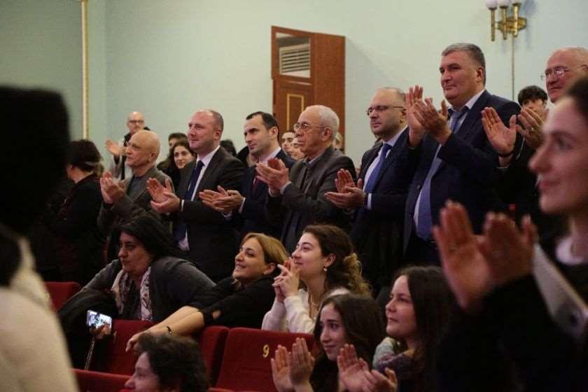 გიორგი ძაძამია სოხუმის მოზარდ მაყურებელთა თეატრის სპექტაკლის „ვერის უბნის მელოდიების“ პრემიერას დაესწრო
