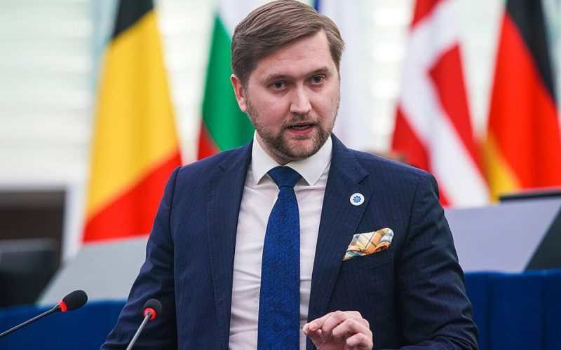 ესტონელი ევროპარლამენტარი იააკ მედისონი – „ალდე“ წევრი ქვეყნების პარტიებს ლექციებს უკითხავს, რომ ჩვენ არ გვაინტერესებს…