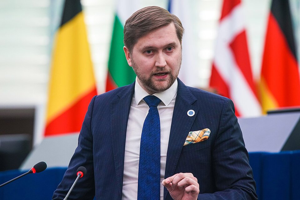 ესტონელი ევროპარლამენტარი იააკ მედისონი – „ალდე“ წევრი ქვეყნების პარტიებს ლექციებს უკითხავს, რომ ჩვენ არ გვაინტერესებს…