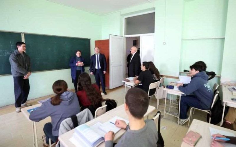 გივი მიქანაძე ვეკუას სახელობის ფიზიკა-მათემატიკის სკოლას ესტუმრა