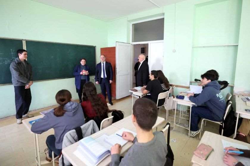 გივი მიქანაძე ვეკუას სახელობის ფიზიკა-მათემატიკის სკოლას ესტუმრა