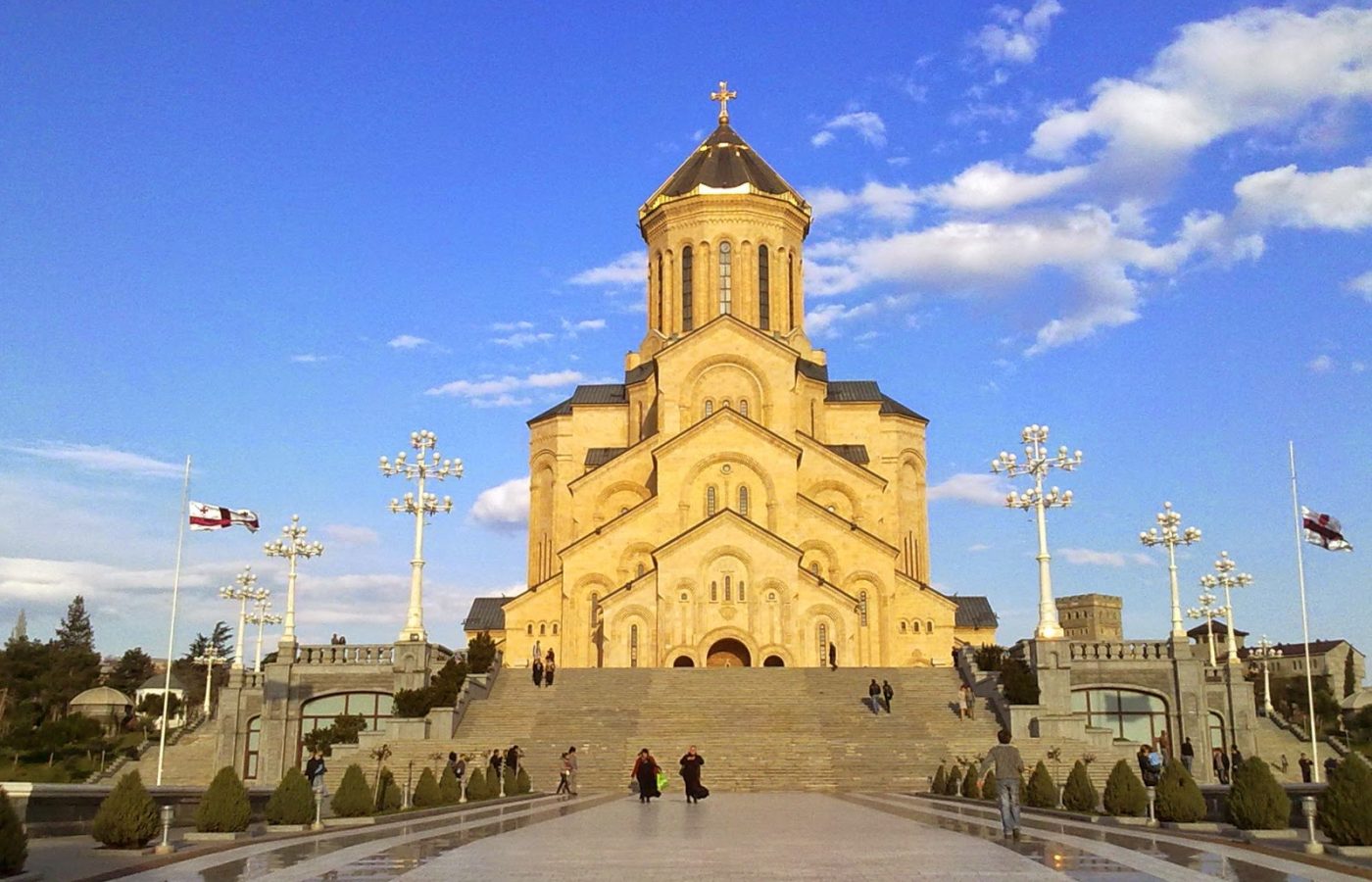 დღეს 15:00 საათზე მოხდება გადასვენება, მანამდე კი იმის გათვალისწინებით, რომ ბევრი ადამიანი ვერ მოხვდა სამებაში ამ…