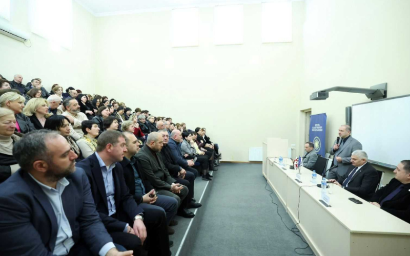 გივი მიქანაძემ გორის სახელმწიფო უნივერსიტეტის აკადემიურ პერსონალთან შეხვედრა გამართა