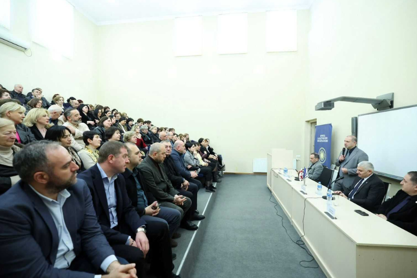 გივი მიქანაძემ გორის სახელმწიფო უნივერსიტეტის აკადემიურ პერსონალთან შეხვედრა გამართა
