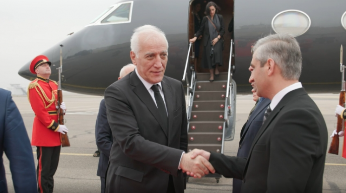 ილია მეორის დაკრძალვაზე დასასწრებად, თბილისში სომხეთის პრეზიდენტი ჩამოვიდა