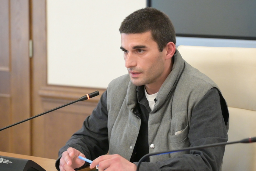 ზერეკიძე: გვარამია შე ქათამო! რომელ საშვებზე ლაპარაკობ, მისვლა ვერ გაბედე, ის მილიონი ქართველი, თუ მეტი, რომელიც რიგში იდგა…