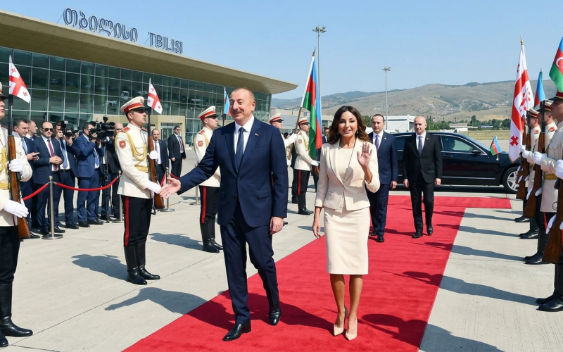 საქართველოს დღეს სახელმწიფო ვიზიტით, აზერბაიჯანის რესპუბლიკის პრეზიდენტი ილჰამ ალიევი მეუღლესთან ერთად ეწვევა