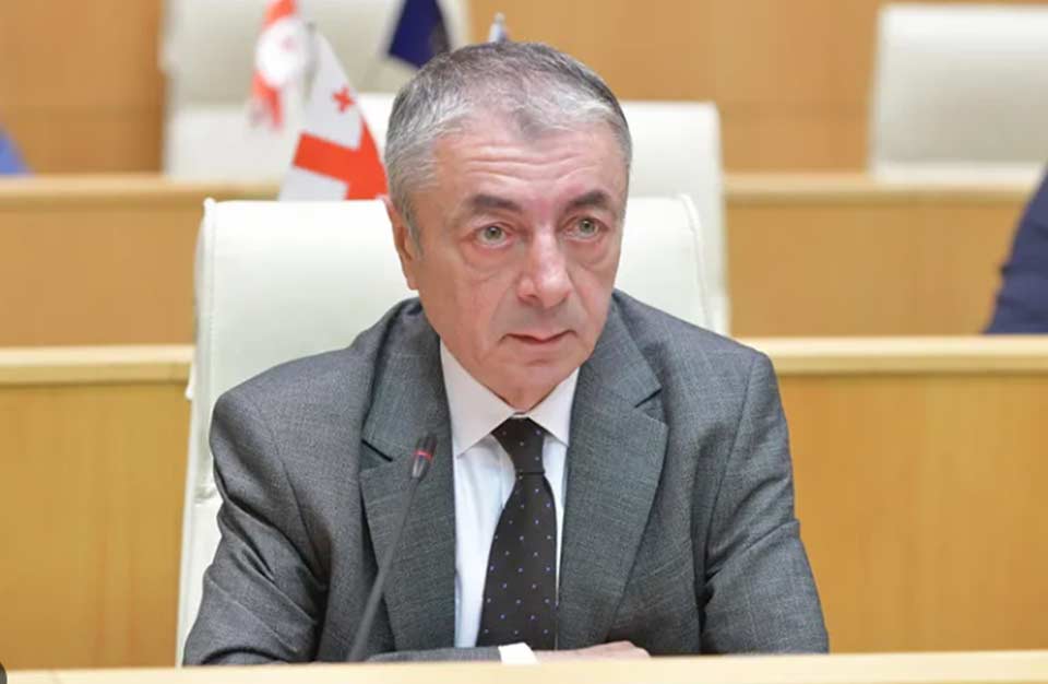თენგიზ შარმანაშვილი „გახარიებს“: მხოლოდ გაუნათლებელ ადამიანს შეიძლება მოუვიდეს აზრად, რომ სახელმწიფოს მეთაურის სურათი…