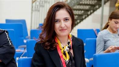 ოპოზიციის აქტივისტი თეონა ფანქველაშვილი “ოპოზიციის ალიანსზე”: კარდაკარი ქაღალდის დატოვება კი არა, ადამიანთან მისვლა და…