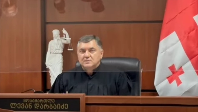 საქმე ავიცილე, რადგან ერთ-ერთ ბრალდებულთან ჩემს ოჯახს აქვს ნათესაური კავშირი, ჩემი მეუღლის ნათესავია – მოსამართლე ლევან…