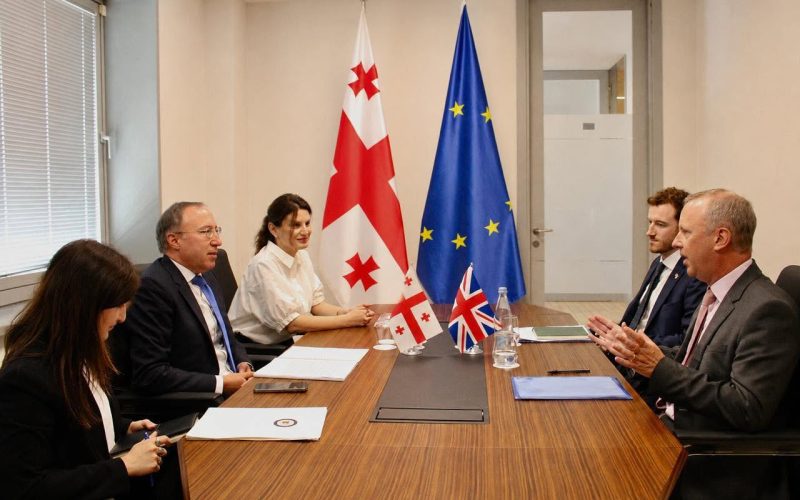 საქართველოში დიდი ბრიტანეთის ელჩი, გარეთ უორდი, საქართველოს საგარეო საქმეთა მინისტრის პირველ მოადგილესთან, გიორგი…