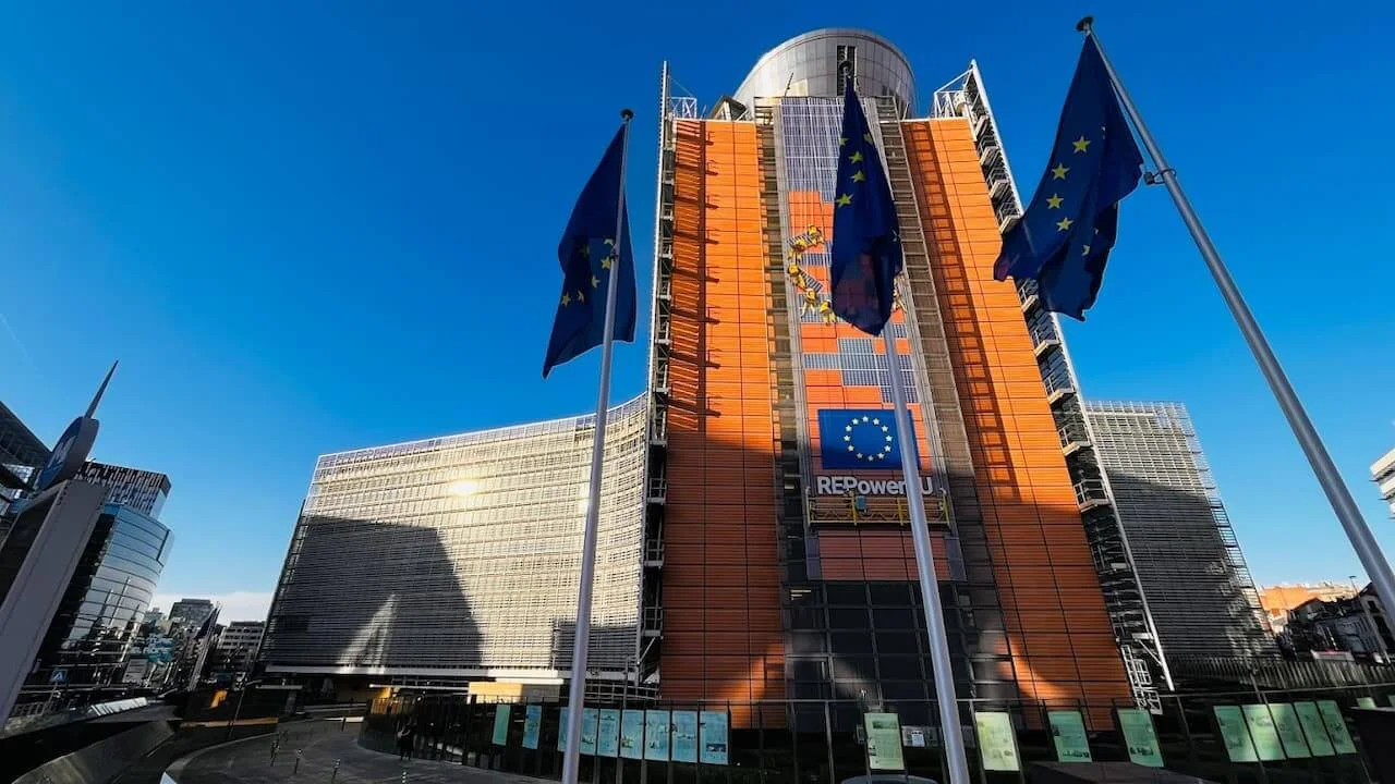 Politico: “ეს ფეოდალიზმია!” – ევროკომისიის შენობაში კონდიციონერები მხოლოდ რიგით თანამშრომლებს გამოურთეს, ფონ დერ ლაიენს კი…