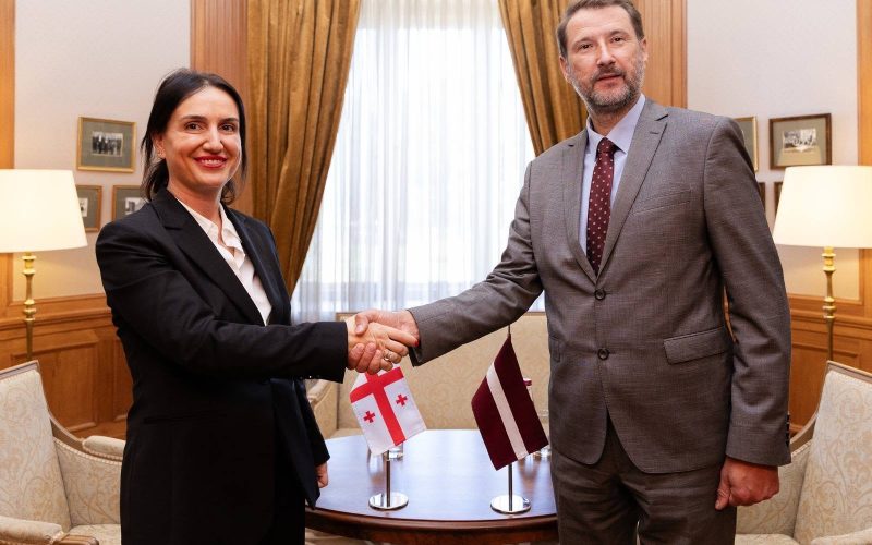 2026 წლის 19 აგვისტოს, ლატვიის რესპუბლიკაში საქართველოს ელჩმა ანა აბულაძემ რწმუნებათა სიგელების ასლები გადასცა ლატვიის…