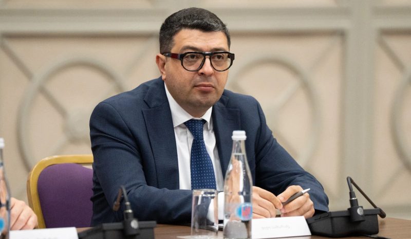დიმიტრი სამხარაძე: მგონი ღარიბაშვილს თვითონაც არ აქვს წაკითხული ის წერილი, რომლის გაგზავნასაც მამუკა მდინარაძეს აბრალებს –…