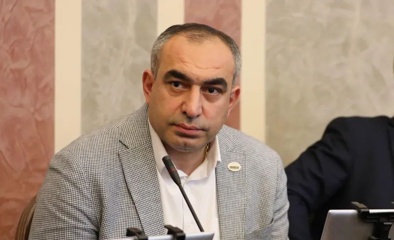 ვლადიმერ ბოჟაძე ღარიბაშვილს: ლოგიკურია, რომ ნებისმიერი ადამიანი, რომელიც ბინძურ პროვოკაციებზე, ქრთამის აღების დაბრალებასა…